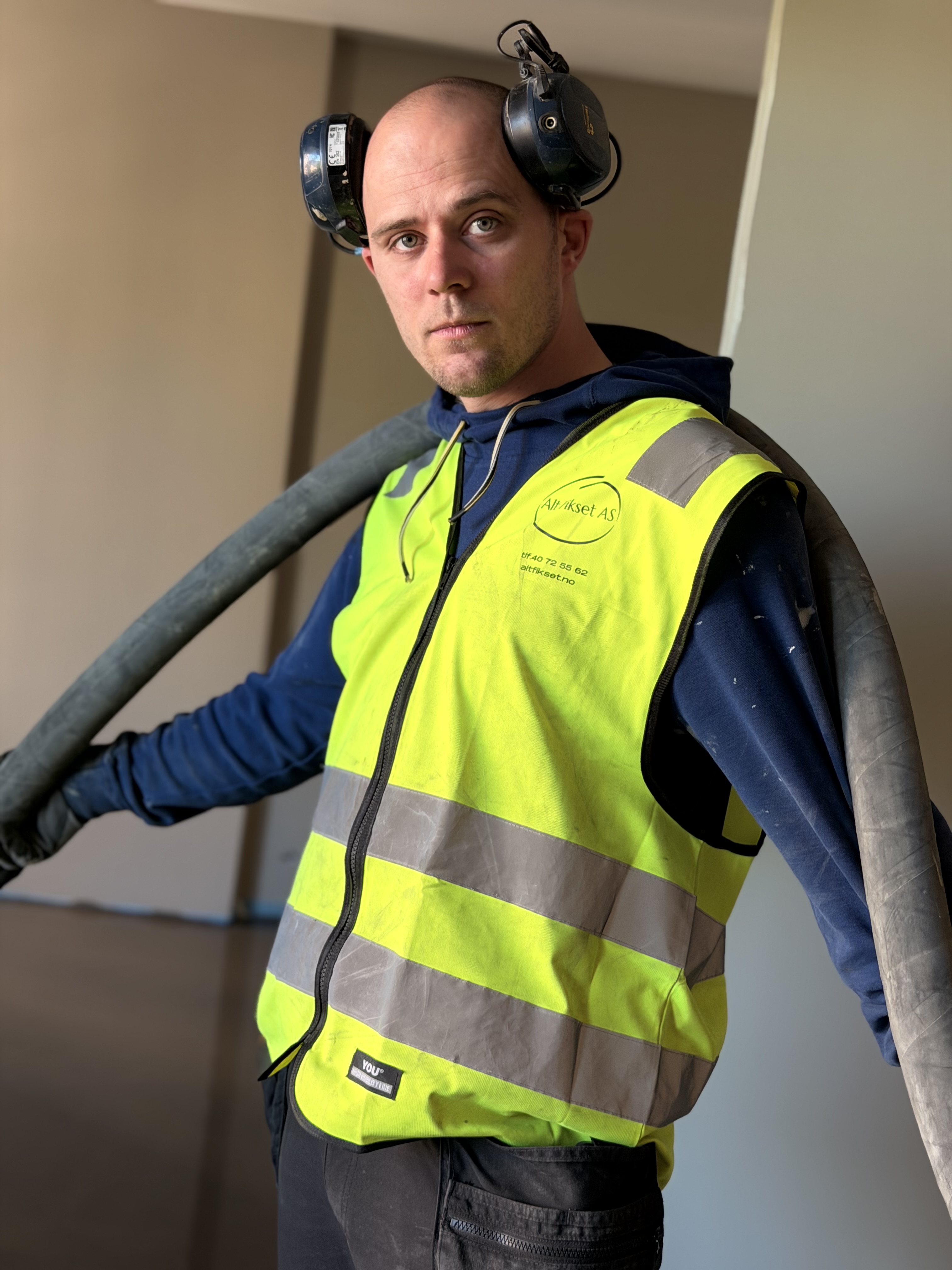 Fagmann legger ut flytsparkel med slange